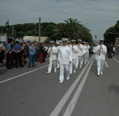 Lo schieramento si trasferisce in piazza Nazioni Unite per deposizione corona di fiori ai caduti del mare